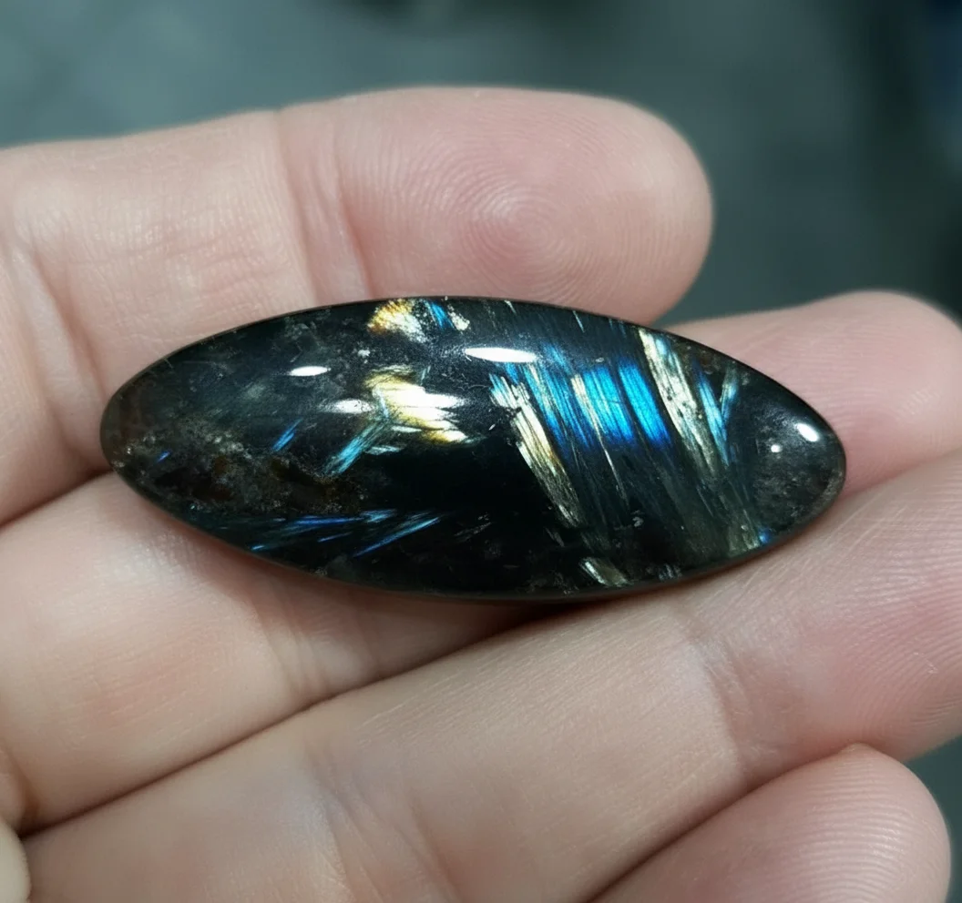 Нуумит — редкий «радужный камень» Гренландии: происхождение, свойства, месторождения и применение