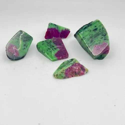 Корунд красный в цоизите малый