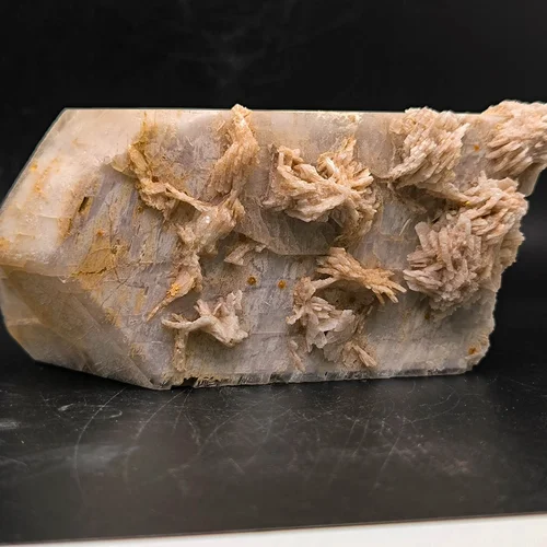 Микролит на микроклине (Skurdu, Пакистан) 24БАЮ-25-3