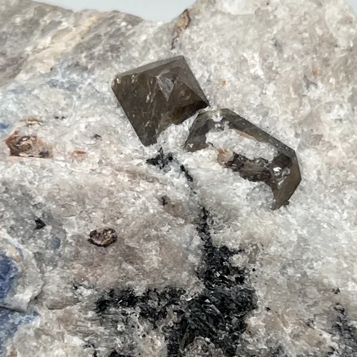 Циркон, содалит, флогопит, полевой шпат